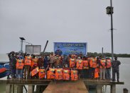 Kunker ke Posal Tanjung Medang, Danlanal Dumai Berikan Bantuan Life Jacket Kepada Nelayan