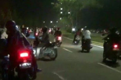 Aksi Balap Liar di Jalan Putri Tujuh Kota Dumai yang Memicu Tawuran Pemuda, Dibubarkan Petugas Polisi.