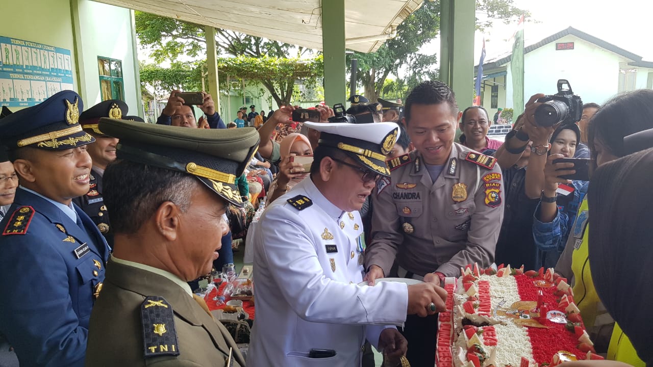 Satlantas Polres Dumai Berikan Kejutan HUT TNI ke Makodim Dumai