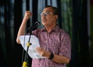 Di Panggung Datok Jantan Gubernur Riau, Melantunkan Puisi Covid-19