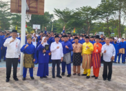 Gubernur Riau Menjadi Inspektur Upacara di SMAN 2 Dumai