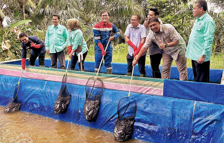 PT Pertamina Hulu Rokan menyerahkan bantuan alat budidaya dan pengelolaan ikan kepada kelompok binaan di Kompleks Taman Mitra Bukit Timah